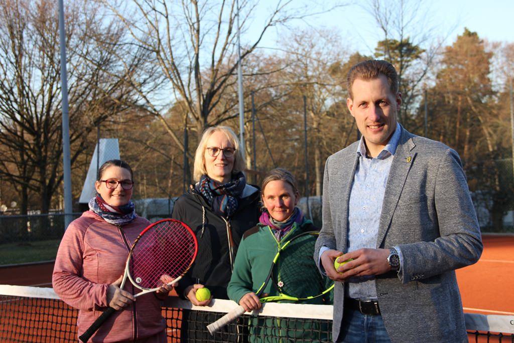 Tennis Club Alt Garge e.V. mit den Mitgliedern Caroline Luschert, Renate Luerßen und Stefanie Schulz mit Bürgermeister Dennis Neumann
